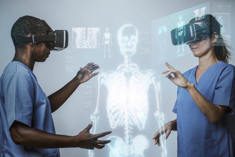 Doctors wearing VR simulation with hologram medical technology | Image by rawpixel.com on Freepik